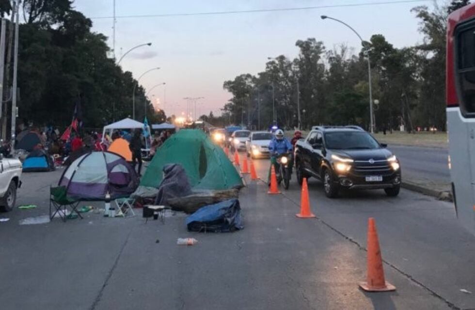 Se levantó el acampe y corte en la avenida Vélez Sársfield, a la altura del Pizzurno