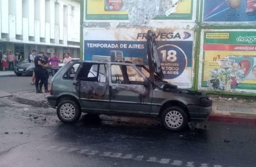 Se incendió un automóvil en pleno centro de Corrientes