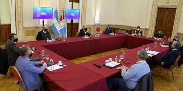 Cómo son las reuniones familiares y las actividades físicas autorizadas por Perotti (Gobierno de Santa Fe)