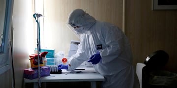 FILE PHOTO: A healthcare worker works at a COVID-19 testing site as the spread of the coronavirus disease (COVID-19) continues in Budapest, Hungary, October 27, 2020\u002E REUTERS/Bernadett Szabo/File Photo