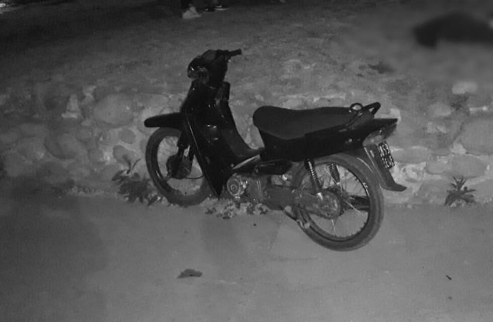 Dos jóvenes en moto chocaron un vehículo