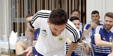 GRAF6880\u002E Bronnitsy, 24/06/2018\u002E- Imagen facilitada por la AFA del jugador de la selección argentina, Lionel Messi, celebrando su cumpleaños en la concentración del combinado argentino en la localidad rusa de Bronnitsy\u002E EFE\u002E ***SOLO USO EDITORIAL***\u002E