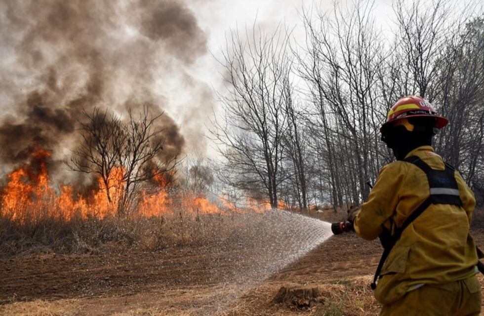 La lucha continúa: bomberos siguen trabajando en el incendio de Capilla del Monte