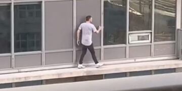 Caminó por una cornisa y arriesgó su vida para rescatar a su gato (Foto: captura)