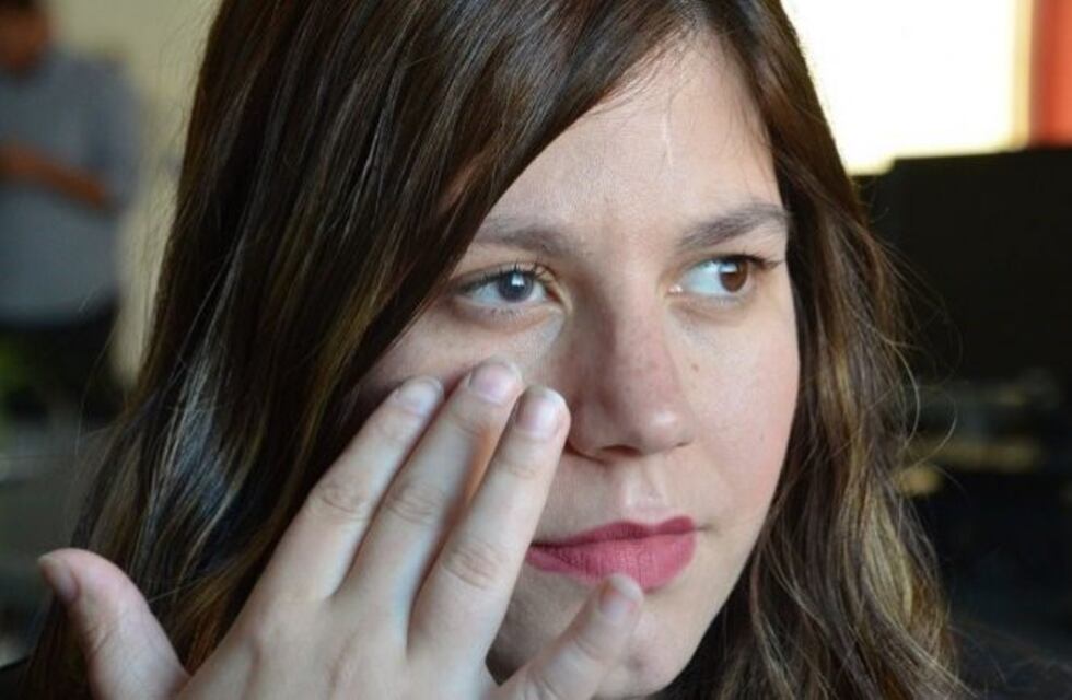 Perdió la vista por bañarse con los lentes de contacto