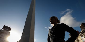 AME9748\u002E BUENOS AIRES (ARGENTINA), 06/05/2019\u002E- Militantes del kirchnerismo organizan una representación de distintas etapas de la vida de Eva Perón, que confluirán en dos espacios en el Ministerio de Desarrollo Social en Buenos Aires (Argentina)\u002E El museo de Eva Perón en Buenos Aires inauguró este lunes dos espacios en los que se recrean las épocas más desconocidas de la exprimera dama, como son su infancia y sus inicios en el mundo de la interpretación, a través de una serie de objetos y fotografías en su mayoría inéditas\u002E EFE/JUAN IGNACIO RONCORONI