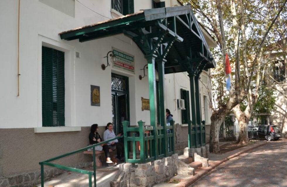 Irrumpió en el patio de una casa con dos cuchillas y en medio de un brote psicótico: fue detenido