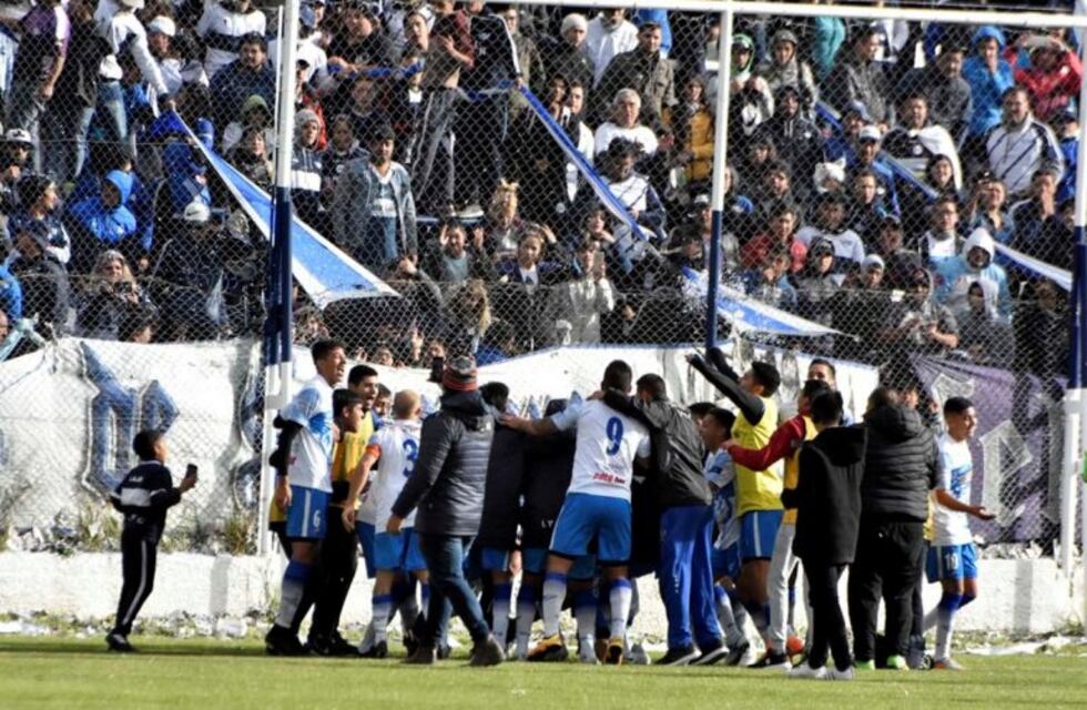 Newbery le ganó a Huracán y es puntero
