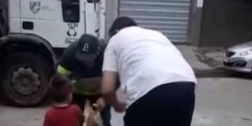Un niño de Don Torcuato emociona con su gesto al regalarle presentes navideños a los recolectores de residuos\u002E