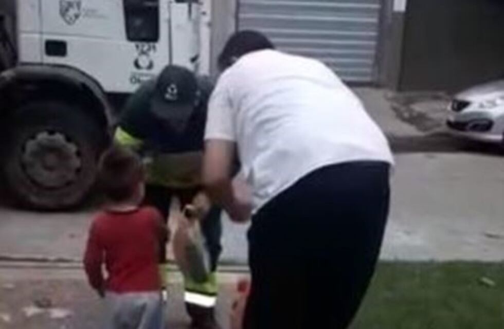 Un niño de Don Torcuato le regala obsequios navideños a los recolectores de residuos