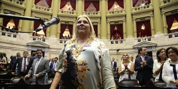 BAS01\u002E BUENOS AIRES (ARGENTINA), 06/12/2017\u002E- Fotografía cedida por la Cámara de Diputados de Argentina de la diputada oficialista argentina Elisa Carrió mientras jura el cargo hoy, miércoles 06 de diciembre de 2017, durante una sesión parlamentaria, en Buenos Aires (Argentina)\u002E La sesión parlamentaria en la que los 127 diputados electos en las legislativas de octubre en Argentina jurarán sus cargos comenzó hoy, un acto con el que se completará la renovación del Congreso y que tiene lugar en una jornada marcada por protestas contra reformas que deberán debatirse en ambas cámaras\u002E El mandato de los diputados -que se extenderá por un periodo de cuatro años- arrancará formalmente el próximo día 10, como ocurrirá con el de los 24 nuevos senadores que ya juraron sus cargos -en este caso, por seis años- la pasada semana\u002E EFE/Cámara de Diputados de Argentina/SOLO USO EDITORIAL/NO VENTAS buenos aires elisa carrio asuncion de los nuevos diputados electos jura juramento asume nuevos funcionarios diputados de la nacion ceremonia acto