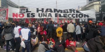 Organizaciones sociales protestan en la 9 de Julio\u002E (Twitter)