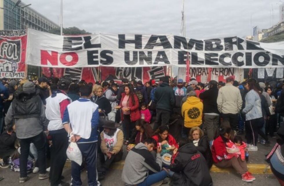 Organizaciones sociales realizaron un "polentazo" en el Obelisco