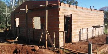 Campo Ramón: vecinos construyeron una casa para una familia que fue víctima de un incendio