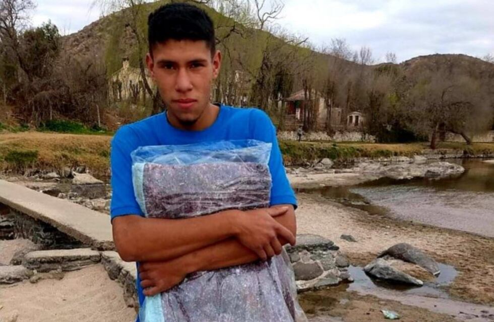Piden trabajo y vivienda para un joven que fue encontrado viviendo a orillas del río San Antonio