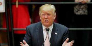 U.S. Republican presidential candidate Donald Trump gestures as he speaks during a campaign event in Radford, Virginia February 29, 2016. REUTERS/Chris Keane eeuu Donald Trump candidato republicano a presidente de estados unidos candidatos a presidente pr
