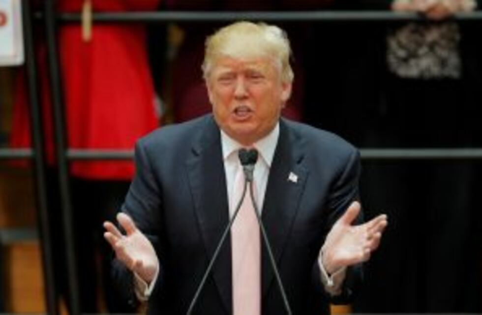 Trump considera "ridícula" la decisión judicial que suspende el decreto migratorio