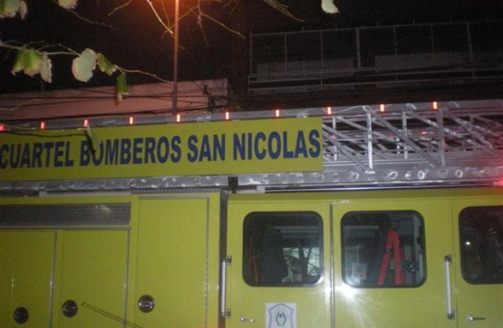 Un voraz incendio consumió una precaria vivienda de barrio Moreno y peligra la vida de su propietario