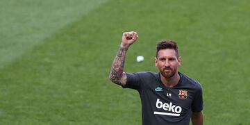 Barcelona's Argentinian forward Lionel Messi gestures during a training session at the Luz stadium in Lisbon on August 13, 2020 on the eve of the UEFA Champions League quarter-final football match between FC Barcelona and Bayern Munich\u002E (Photo by RAFAEL MARCHANTE / POOL / AFP)