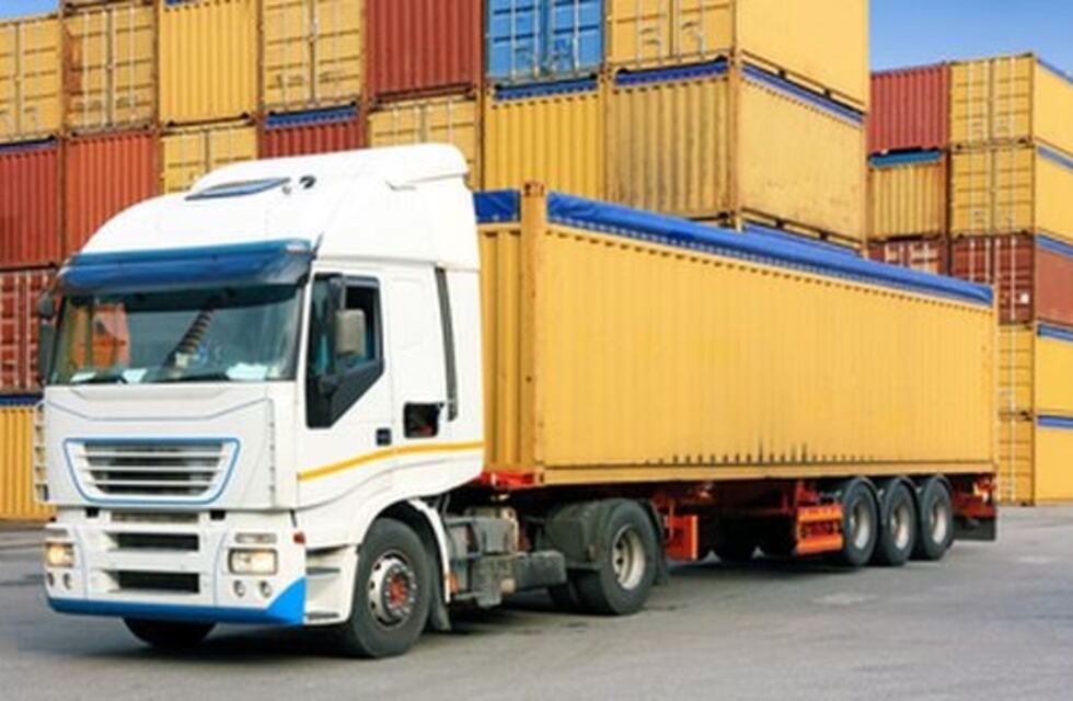 Insumos atados al dólar y acuerdo paritario aceleran los costos del transporte de cargas para el último trimestre