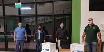 El ministro Alarcón (segundo desde la izquierda) entregó los equipos y productos\u002E