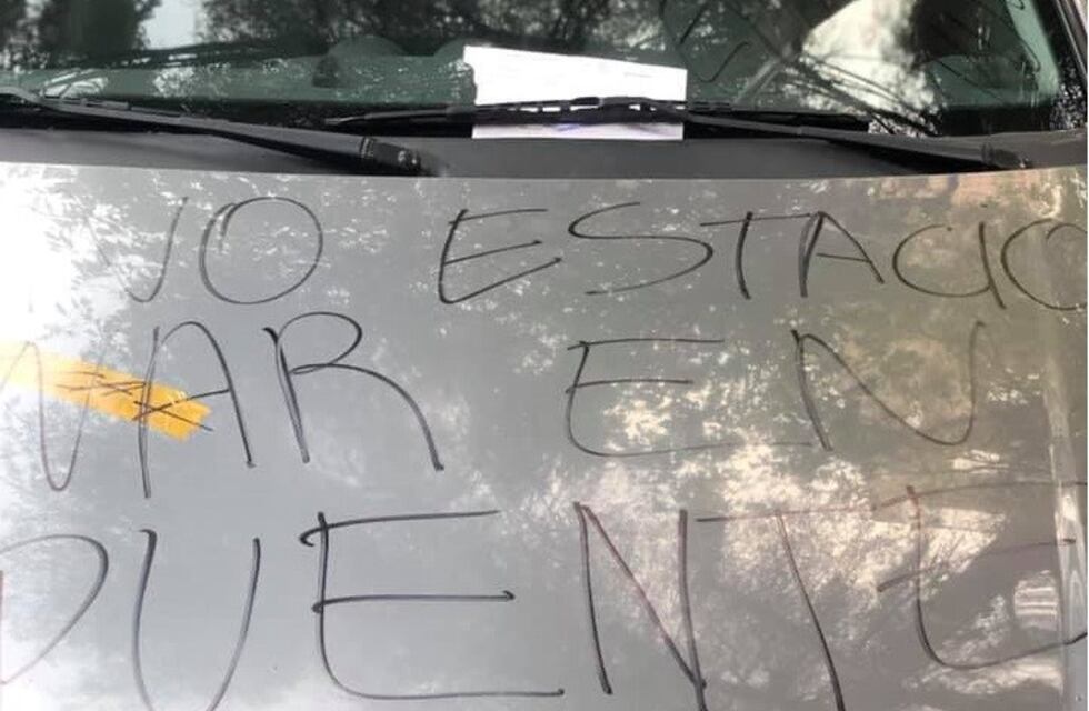 Una mujer le dio una lección a la persona que le estacionó el auto en el puente