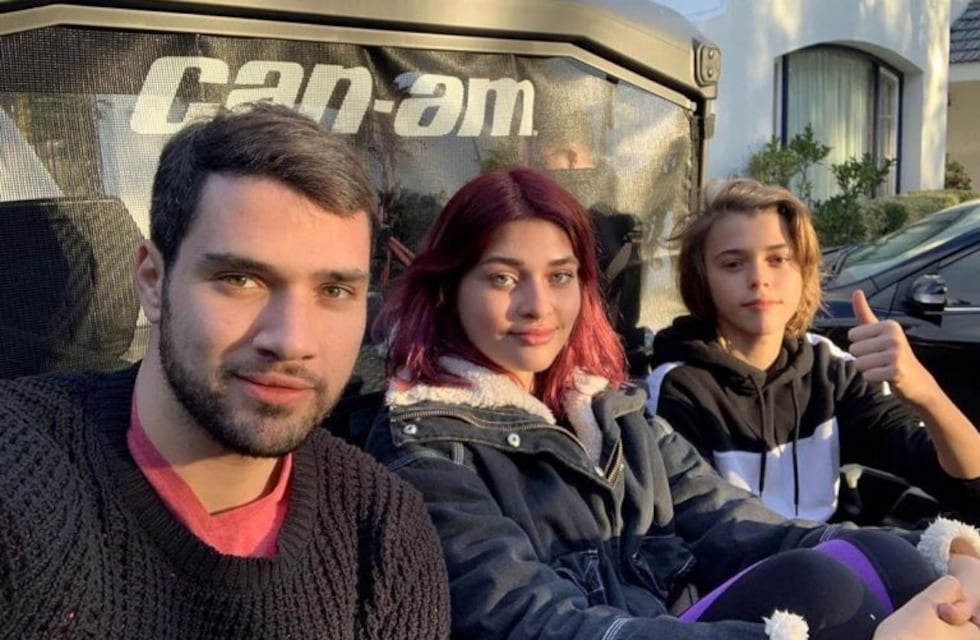 Al estilo Ricardo Fort: Felipe se subió a un auto de alta gama y lo mostró en las redes