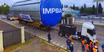 Traslado del horno gigante de Impsa a la refinería de YPF en Luján de Cuyo