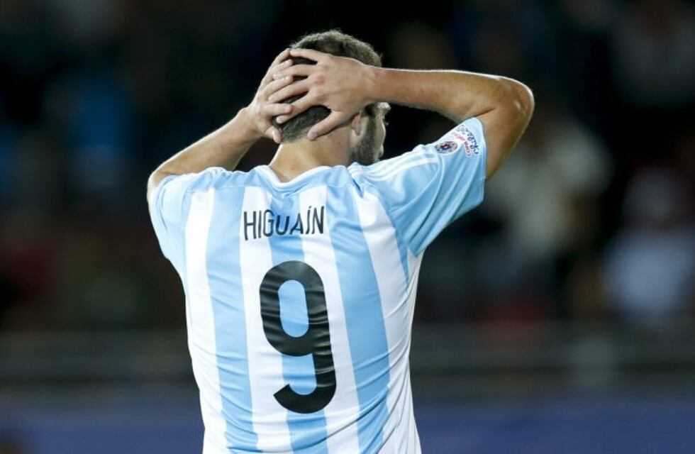 El papá de Higuaín aseguró que el Pipita "aprendió a convivir con los memes"