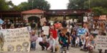 Protesta de 30 vecinos en Alta Gracia, donde se aloja Macri.