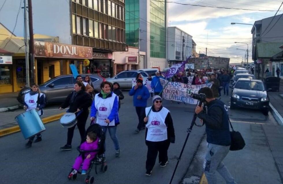 Docentes reclaman en toda la provincia por salario básico