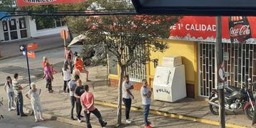 Filas de gente esperando ser atendidos en diferentes comercios de Carlos Paz\u002E