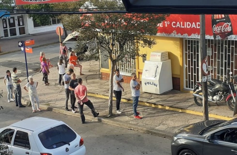 Coronavirus: largas filas para comprar en algunos comercios carlospacenses