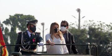 AME187\u002E SANTA CRUZ (BOLIVIA), 09/10/2020\u002E- La presidenta interina de Bolivia Jeanine Áñez (c) a su llegada a un homenaje a militares que capturaron al \