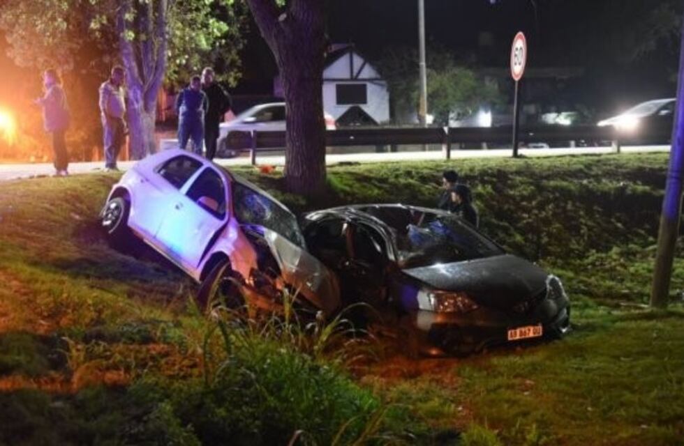 Impactante choque entre dos autos dejó cinco heridos en Fisherton