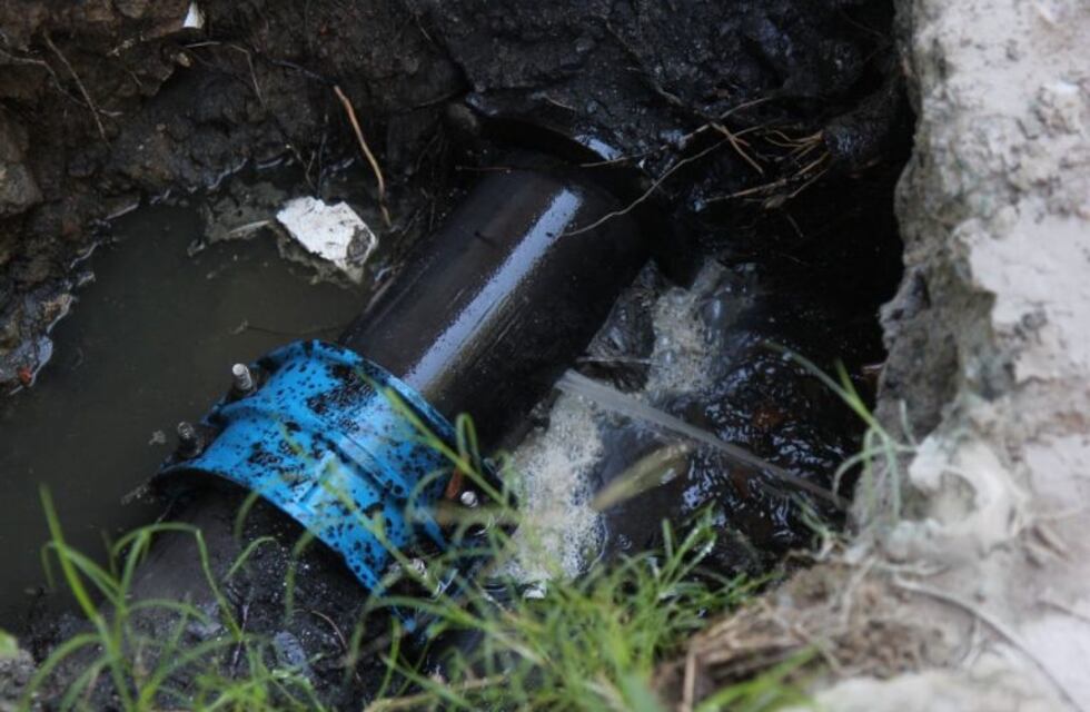 Carlos Paz: detectaron un conducto que volcaba líquidos cloacales al río San Antonio