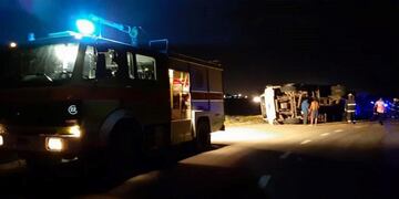 Camion tumbado la rotonda de la ruta E-52