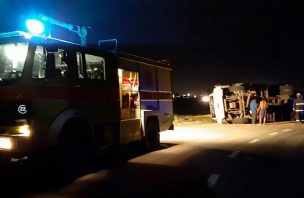 Se tumbó un camión en la rotonda de la Ruta E-52 camino a Sacanta