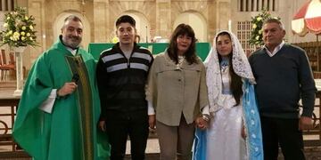 Celebró su misa de 15 años vestida como la Virgen María