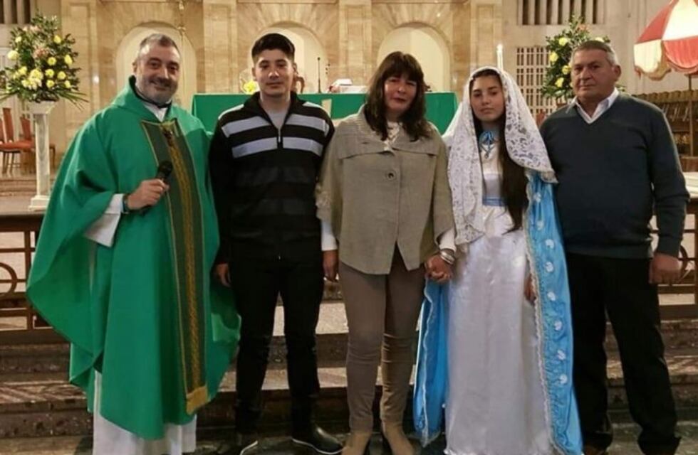 Celebró su misa de 15 años vestida como la Virgen María