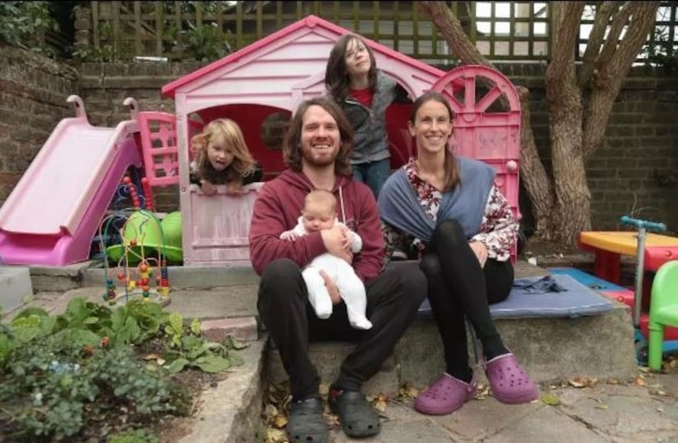 La historia de los Allen: sus hijos no van al colegio, no reciben vacunas y se crían "sin reglas"