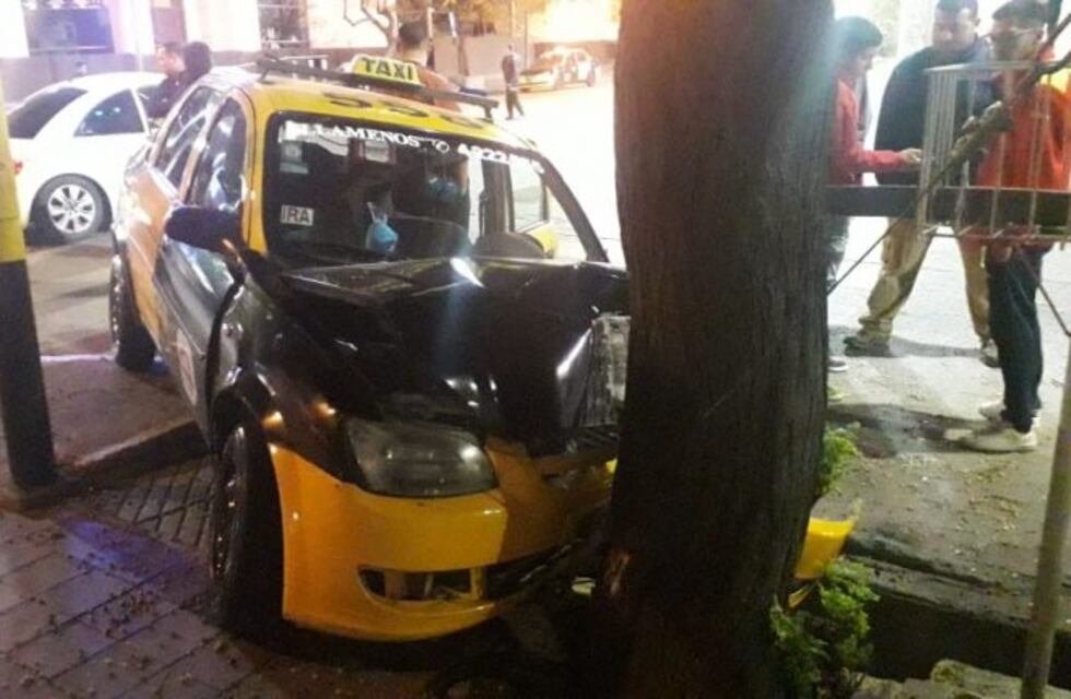 Un conductor ebrio colisionó contra un taxi en Ciudad