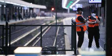 Miembros de la policía patrullan la Estacion Ferroviaria de Once\u002E (EFE)