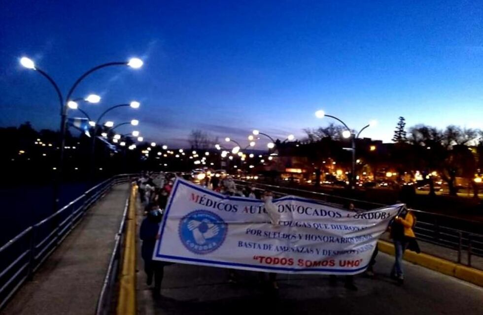 Casi un centenar de médicos marcharon por las calles de Carlos Paz