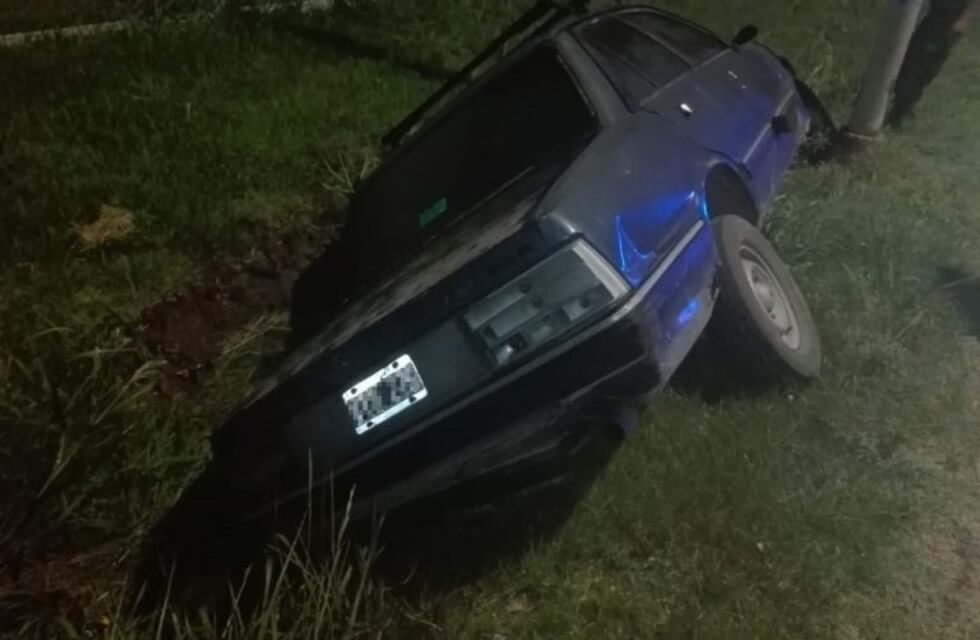 Sin carnet de conducir cayó en una zanja del Parque Industrial