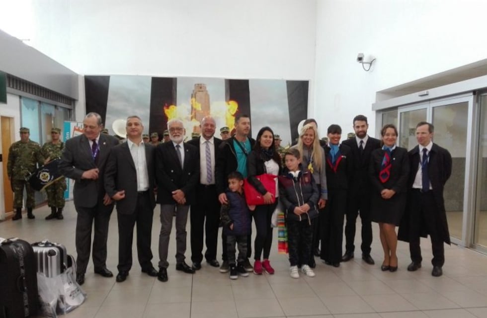 Con una fanfarria y regalos Rosario recibió al pasajero 600 mil en el aeropuerto