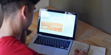 Estudiante computadora uncuyo