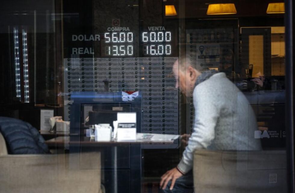 El dólar cerró a $58,41, contenido por la acción del Banco Central y bancos oficiales