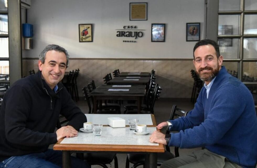 Javkin y Sukerman tomaron un café en el día de reapertura de bares en Rosario