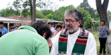 DYN21, TUCUMAN, 05/10/2016, IMAGEN DE ARCHIVO DEL SACERDOTE JUAN VIROCHE, QUIEN APARECIO MUERTO HOY EN SU IGLESIA, DURANTE UNA MISA EN LA CALLE PIDIENDO SEGURIDAD. FOTO:DYN/LA GACETA/ANALIA JARAMILLO. tucuman Posse juan viroche tucuman extrau00f1a muerte de cura que denunciaba el narcotrafico muerte suicidio cura de la Parroquia Nuestra Seu00f1ora del Valle de La Florida marcha reclamo justicia
